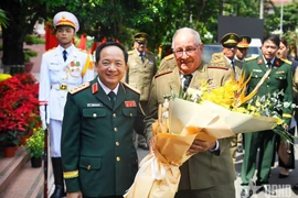 Le général Trinh Van Quyêt, secrétaire du Comité central du Parti et chef du Département général de politique de l'Armée populaire du Vietnam (gauche) et le général de corps d'armée Álvaro López Miera, membre du Bureau politique et ministre des Forces armées révolutionnaires de Cuba. Photo: qdnd