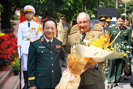 Le général Trinh Van Quyêt, secrétaire du Comité central du Parti et chef du Département général de politique de l'Armée populaire du Vietnam (gauche) et le général de corps d'armée Álvaro López Miera, membre du Bureau politique et ministre des Forces armées révolutionnaires de Cuba. Photo: qdnd