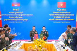 Le général Phan Van Giang, ministre vietnamien de la Défense (droite) et son homologue cambodgien, le général Tea Seiha, vice-Premier ministre et ministre de la Défense du Cambodge. Photo: VNA