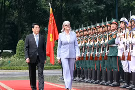 Le président de la République Luong Cuong et la Gouverneure générale d’Australie, Sam Mostyn, lors de la cérémonie d'accueil. Photo: VNA