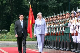 Le président de la République Luong Cuong et la Gouverneure générale d’Australie, Sam Mostyn, lors de la cérémonie d'accueil. Photo: VNA