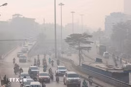 Les rues de Hanoï enveloppées d'un épais brouillard de pollution. Photo: VNA
