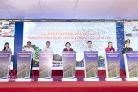 La cérémonie de lancement des travaux de l’école internat multi-niveaux (primaire et collège) de Ba Chuc, dans la province d’An Giang (Sud). Photo: VNA