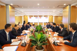 Le ministre de la Construction Trân Hông Minh reçoit Philippe Tabarot, ministre délégué aux Transports, auprès du ministère français de la Transition écologique et de la Cohésion des territoires, en visite au Vietnam. Photo: VNA