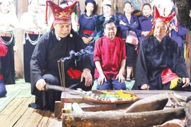 Des coutumes originales pour célébrer le Têt au Village culturel et touristique des ethnies du Vietnam. Photo: nhandan.vn