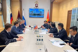 Le général de division Nguyen Thanh Tung rencontre les responsables de la Direction générale des Affaires intérieures de la ville de Moscou. Photo: VNA