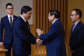 Le Premier ministre Pham Minh Chinh (droite) et Wei Tao, président de la région autonome Zhuang du Guangxi (Chine). Photo: VNA