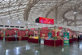 L’espace « Produits agricoles vietnamiens – Rayonnement des couleurs du printemps » présente des produits agricoles, forestiers et aquatiques clés, des spécialités régionales, des produits destinés à la consommation du Têt, des produits OCOP (One Commune One Product ou A chaque commune son produit), ainsi que des produits bénéficiant d’indications géographiques du Vietnam. Photo: baomoi.com