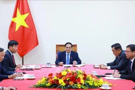 Le Premier ministre Pham Minh Chinh s’entretient par téléphone avec le secrétaire général du PAP et Premier ministre singapourien Lawrence Wong. Photo: VNA