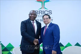 Le Premier ministre Pham Minh Chinh (droite) et le président sud-africain Cyril Ramaphosa. Photo : VNA