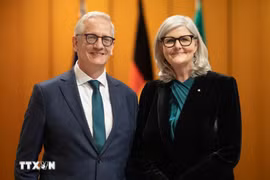 La gouverneure générale d’Australie, Sam Mostyn et son époux. Photo: VNA