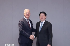 Le président de la République, Luong Cuong (droite), et John Denton, secrétaire général de la Chambre de commerce internationale (ICC). Photo: VNA