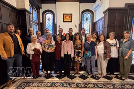 L’ambassadrice du Vietnam, Ngo Minh Nguyet, et les délégués. Photo: VNA