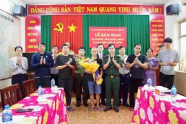 Cérémonie de remise de 5 marins chinois secourus en mer à la partie chinoise. Photo: VNA