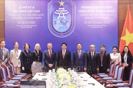Le président Luong Cuong et les délégués. Photo: VNA 