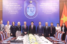 Le président Luong Cuong et les délégués. Photo: VNA 