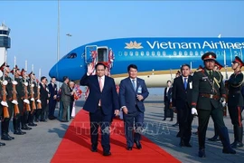 Le Premier ministre Pham Minh Chinh arrive à Vientiane, entamant sa visite au Laos. Photo: VNA