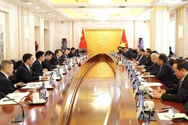 Le ministre de la Construction, Trân Hông Minh (droite), en visite de travail en Chine et le ministre chinois des Transports Liu Wei discutent à Pékin de la promotion de la coopération dans le domaine des transports entre les deux pays, en particulier dans le développement ferroviaire.