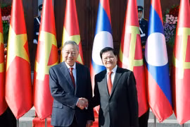 Le secrétaire général du Parti populaire révolutionnaire lao (PPRL) et président du Laos, Thongloun Sisoulith (à droite) et le secrétaire général du Parti communiste du Vietnam (PCV), To Lam, en visite d’État au Laos. Photo: VNA