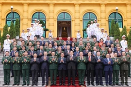 Le président de la République, Luong Cuong, et les délégués. Photo: VNA