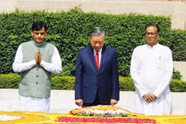 Le secrétaire général du Parti communiste du Vietnam (PCV) et président du Vietnam, To Lam, dépose des fleurs au mémorial de Mahatma Gandhi. Photo: VNA