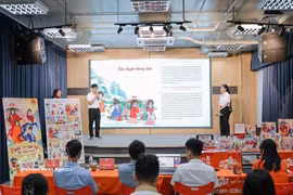 Des élèves de l’École inter-niveaux FPT de Ha Nam mettent en pratique leurs leçons en appliquant directement des logiciels de technologies numériques. Photo: VNA