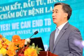 Le professeur Trân Van Thuân, vice-ministre de la Santé, s'exprime lors de la cérémonie. Photo: nhandan.vn