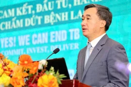 Le professeur Trân Van Thuân, vice-ministre de la Santé, s'exprime lors de la cérémonie. Photo: nhandan.vn