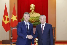 Le leader du Parti Tô Lâm (droite) et le secrétaire américain à la Guerre, Pete Hegseth. Photo: VNA