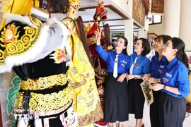 Des jeunes participent à des activités artistiques traditionnelles, contribuant à renforcer la sensibilisation, à nourrir l’attachement et la fierté envers la culture nationale. Photo: VNA