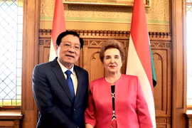 Phan Dinh Trac, membre du Politburo, secrétaire du Comité central (CC) du PCV et chef de la Commission centrale des affaires intérieures du PCV et Marta Mátrai, première vice-présidente de l'Assemblée nationale hongroise. Photo: VNA