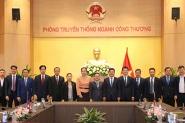 Le ministre vietnamien de l’Industrie et du Commerce, Nguyên Hông Diên, reçoit l’ambassadrice du Laos au Vietnam, Mme Khamphao Ernthvanh. Photo: VNA