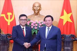 Le professeur et docteur Nguyên Xuân Thang, membre du Bureau politique, directeur de l’Académie nationale de politique Hô Chi Minh et président du Conseil central de théorie (droite) et le président de l’Académie nationale de résilience (Lembaga Ketahanan Nasional – LEMHANNAS) d’Indonésie, le docteur Ace Hasan Syadzily. Photo: VNA