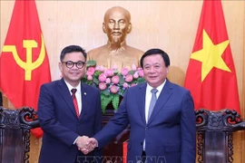Le professeur et docteur Nguyên Xuân Thang, membre du Bureau politique, directeur de l’Académie nationale de politique Hô Chi Minh et président du Conseil central de théorie (droite) et le président de l’Académie nationale de résilience (Lembaga Ketahanan Nasional – LEMHANNAS) d’Indonésie, le docteur Ace Hasan Syadzily. Photo: VNA