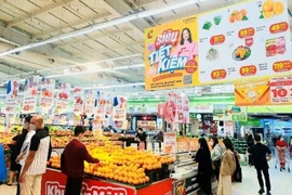 Les supermarchés et entreprises mettent en œuvre de nombreuses promotions dans le cadre du Programme de stabilisation du marché des produits de consommation nécessaires pour l'année 2025. Photo: hanoimoi.vn