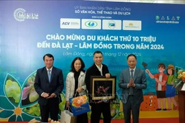 Lâm Dông accueille son 10 millionième touriste de l'année 2024. Phôt: VNA