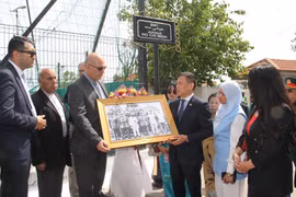 L'ambassadeur du Vietnam, Trân Quôc Khanh, remet à Djamel Belamou, président du quartier Rais Hamidou où se trouve l'avenue Hô Chi Minh à Alger, une photo de l'Oncle Ho recevant une délégation algérienne en visite au Vietnam en 1958. Photo: VNA