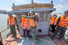 Les forces compétentes de Ho Chi Minh-Ville surveillent strictement les navires de pêche ne remplissant pas les conditions requises pour prendre la mer. Photo : VNA