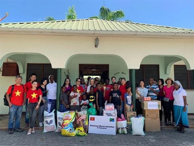 L'Association des femmes vietnamiennes en Tanzanie offre des cadeaux aux orphelins