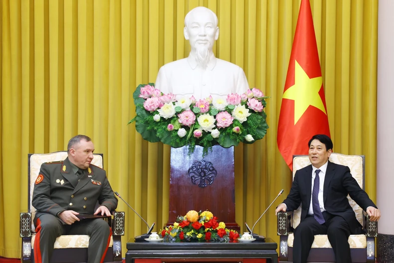 Le président de la République, Luong Cuong (droite), et le ministre biélorusse de la Défense, Khrenin Viktor Gennadievich. Photo: VNA