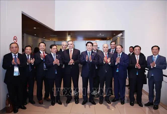 Le président Luong Cuong et des hommes d’affaires péruviens. Photo: VNA