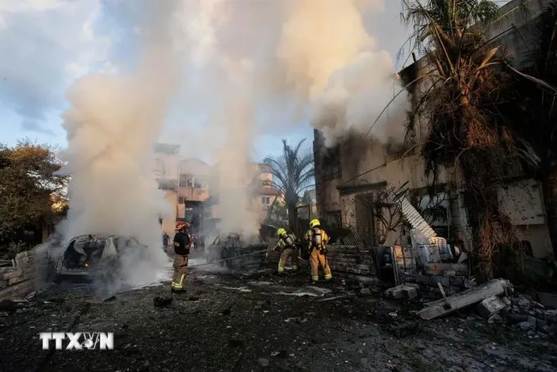 Des pompiers dans une zone touchée par une roquette lancée depuis le Liban à Kiryat Bialik, dans le nord d'Israël, le 22 septembre. Photo: Xinhua/VNA