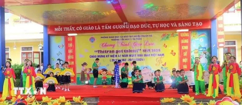Des élèves de l'école primaire 1 du bourg de Thach Ha (Thach Ha, Ha Tinh) interprètent des chants populaires ví et giặm. Photo : VNA