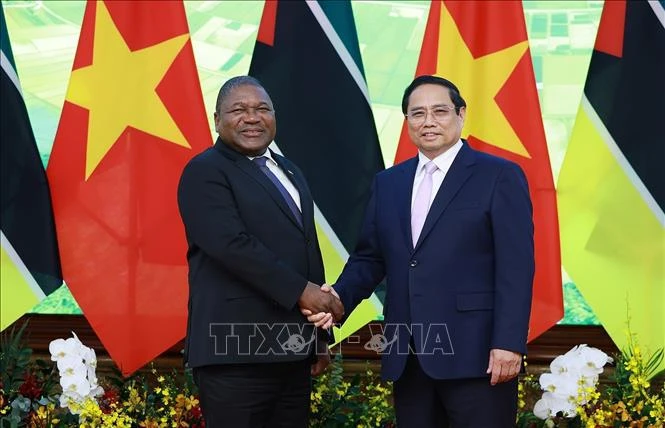 Le Premier ministre Pham Minh Chinh (droite) et le président du Mozambique, Filipe Jacinto Nyusi. Photo: VNA