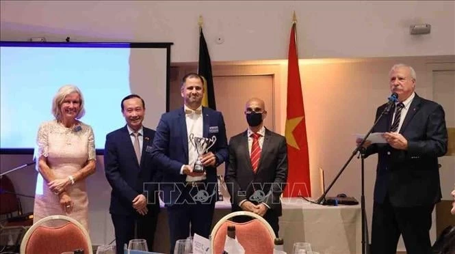 L'ambassadeur du Vietnam en Belgique Nguyen Van Thao remet le trophée au golfeur vainqueur. Photo: VNA