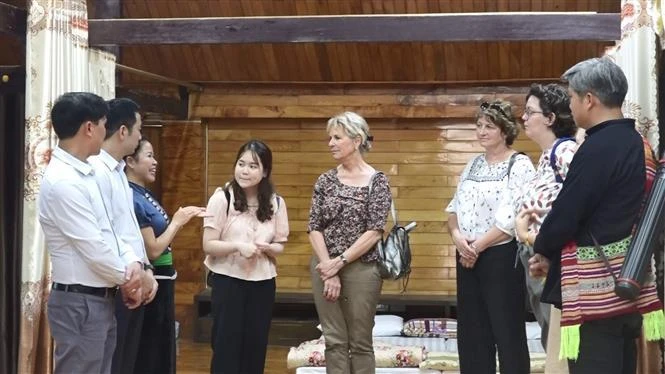 Une délégation française découvre la culture de l’ethnie Thai à Yen Bai