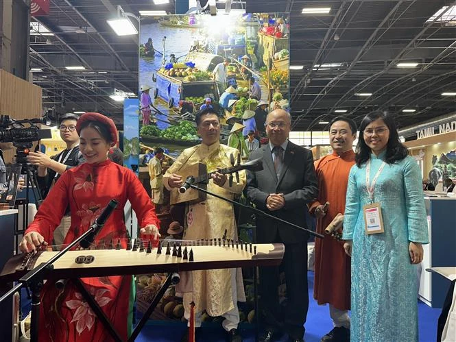 Un numéro artistique du Vietnam présenté au salon IFTM Top Resa 2024 en France. Photo : VNA