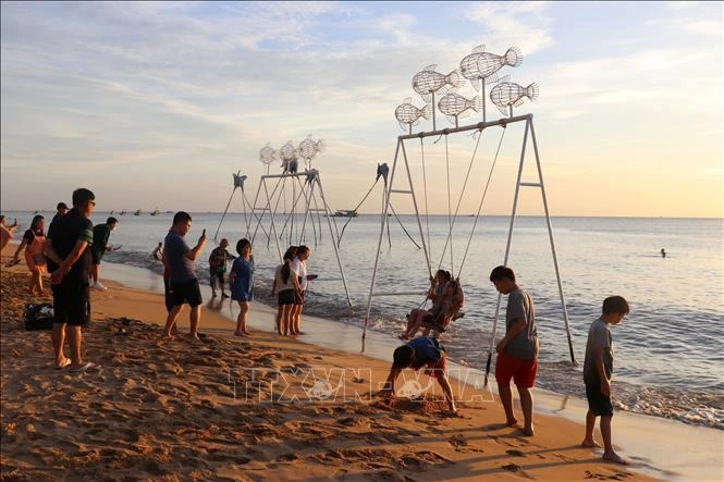 Au cours des dix premiers mois de 2024, la ville insulaire de Phu Quoc a attiré plus de 5,2 millions de visiteurs. Photo : VNA