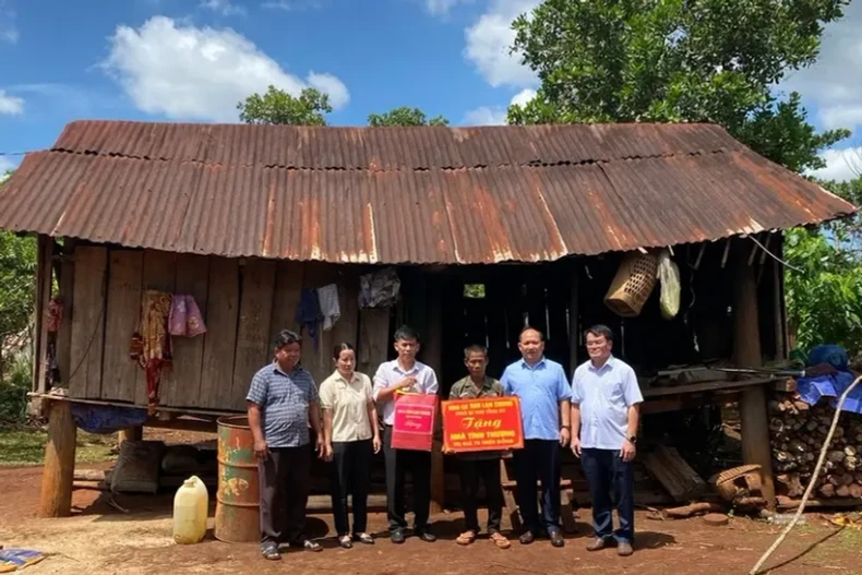 En mettant en œuvre le programme « Tout le pays s'unit pour éliminer les maisons temporaires et délabrées en 2025 », la province de Gia Lai prévoit de soutenir la construction et la réparation de 8.178 maisons sur son sol. Photo: VNA