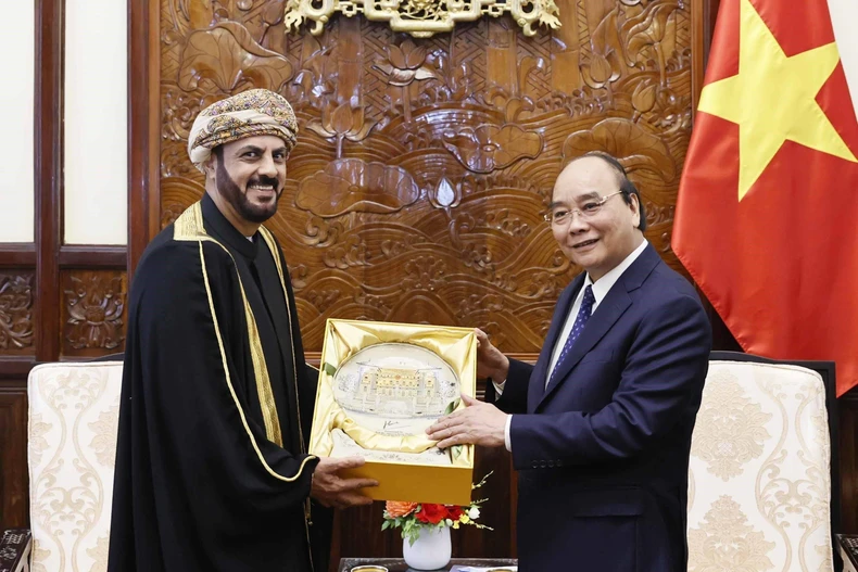 Le président Nguyen Xuan Phuc reçoit les ambassadeurs d'Oman et de la République tchèque